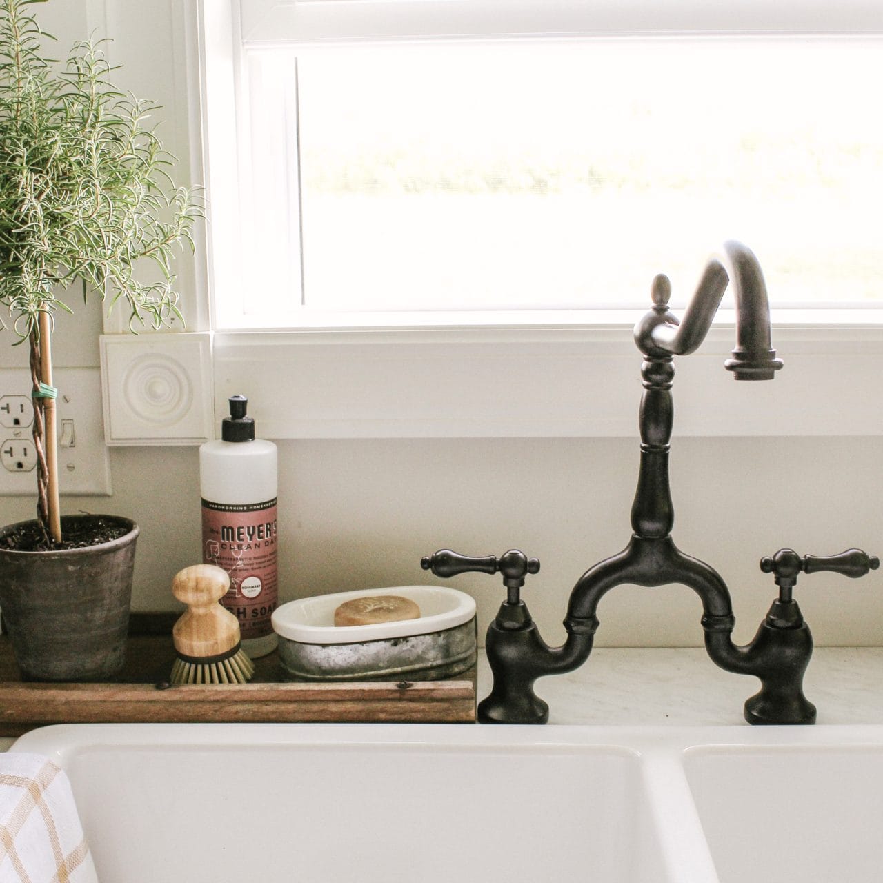 Farmhouse Kitchen Hardware : Faucet, Knobs, and Pulls