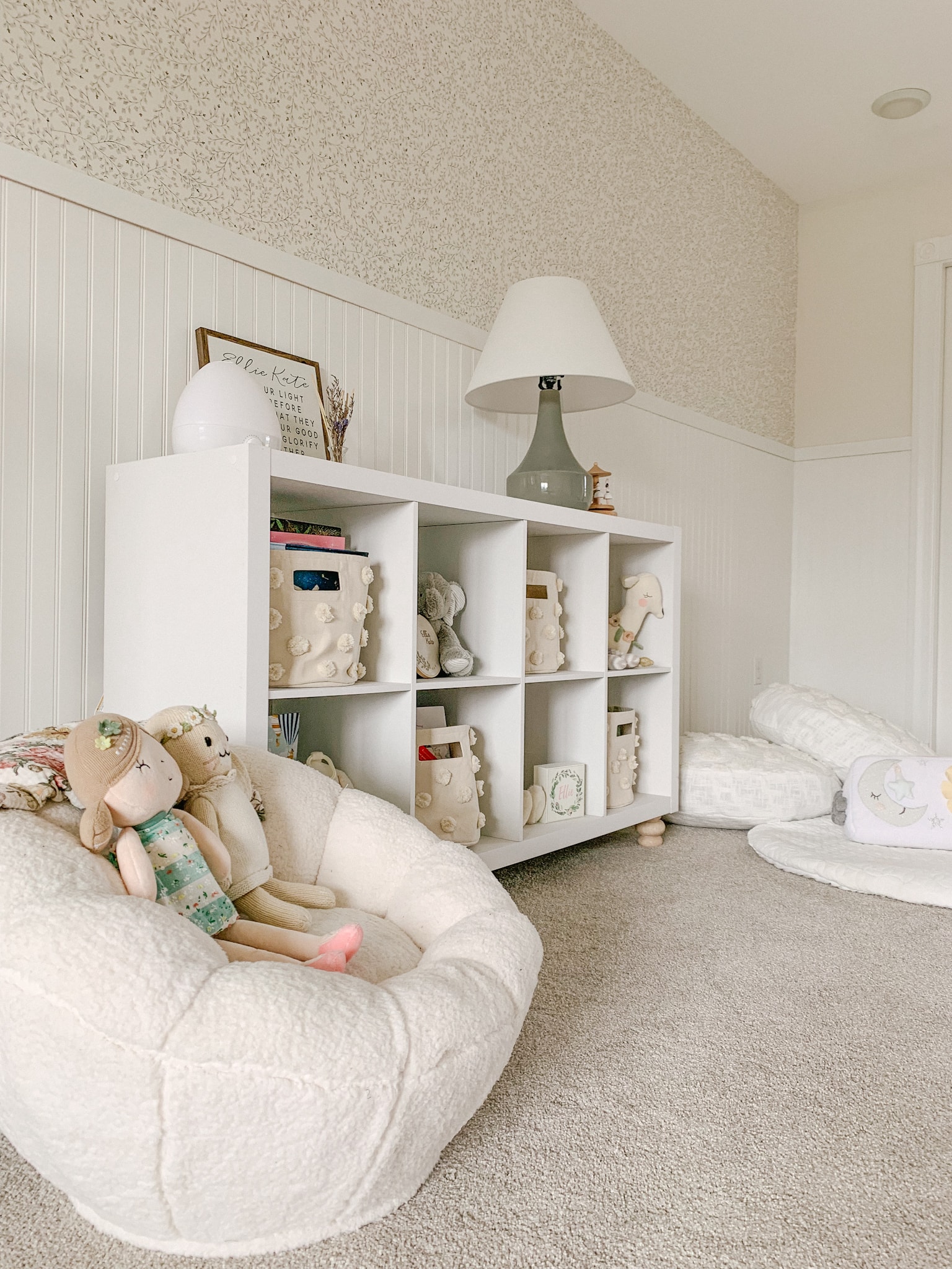 neutral baby room decor